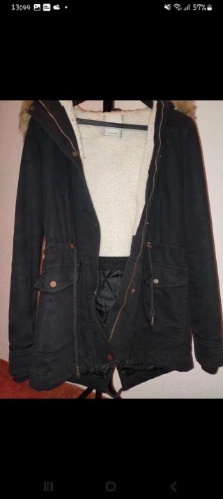 Parka negra con capucha de pelo y forro cálido