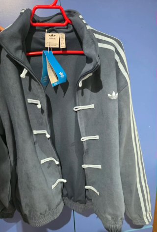 Chaqueta Adidas Azul, estilo chino.