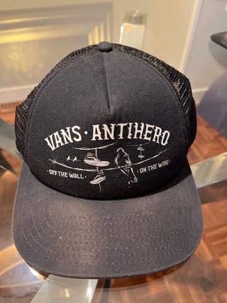 Gorra VANS x Antihero Negra