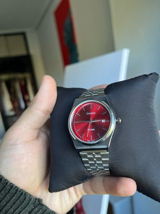 Reloj Casio esfera roja y correa plateada