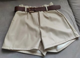 Pantalón corto beige con cinturón