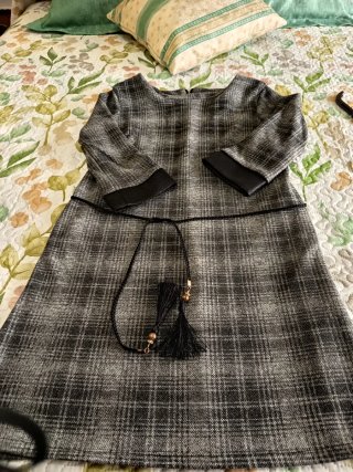 Vestido de cuadros gris y negro, de franela fina