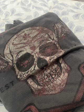 Camiseta Gris con Estampado de Calavera