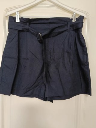 Pantalón corto negro con cinturón