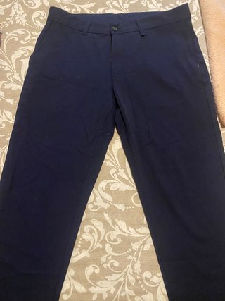 Pantalón Azul de ZARA.