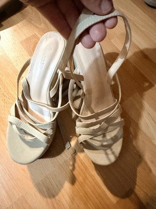 Sandalias de cuña beige
