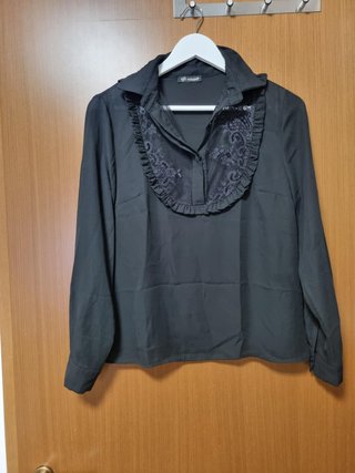 blusa nera elegante a maniche lunghe