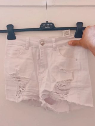 Pantaloncini bianchi strappati