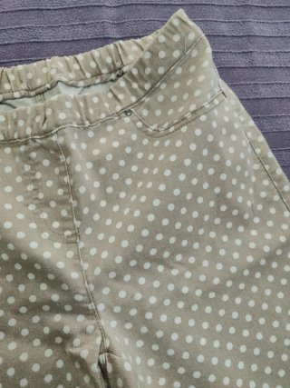 Pantalón Beige con Estampado de Lunares