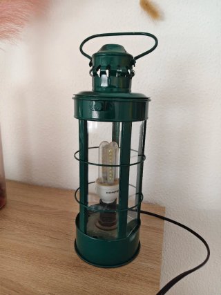 Lámpara de mesa tipo farol verde