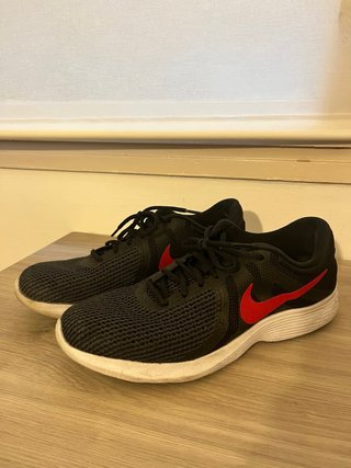 Zapatillas Nike Negras con Logo Rojo