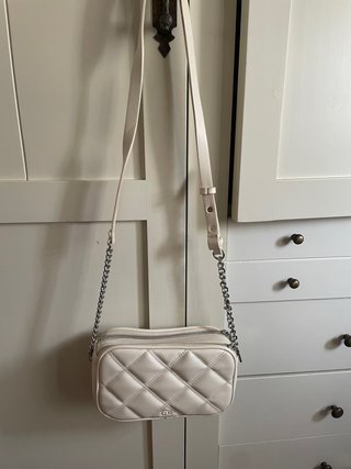 Bolso Blanco Acolchado con Cadena