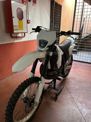 Moto de Enduro Blanca