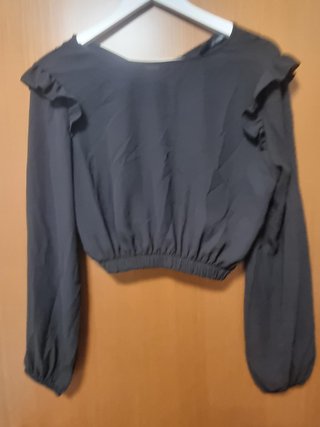 blusa cropped nera a maniche lunghe
