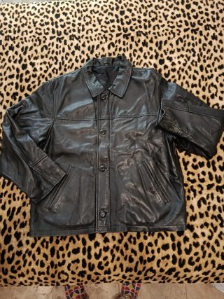 Cazadora de cuero negra