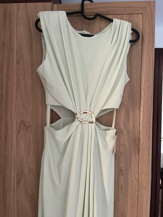 Vestido de fiesta verde con aberturas