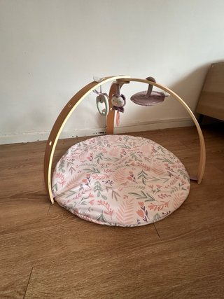 Gimnasio para bebé con arco de madera