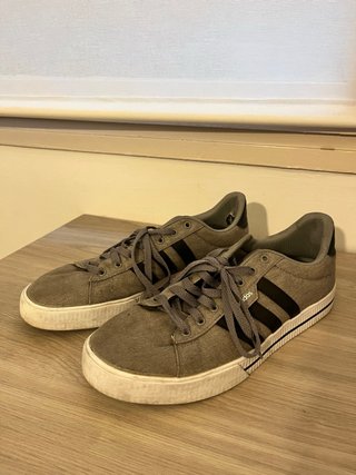 Zapatillas Adidas Gris con Rayas Negras