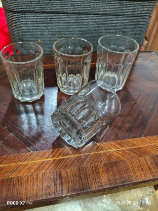 Set di 4 bicchieri in vetro pressato