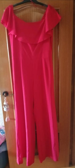Mono para evento rojo. Bolsillos. Firma catalana.