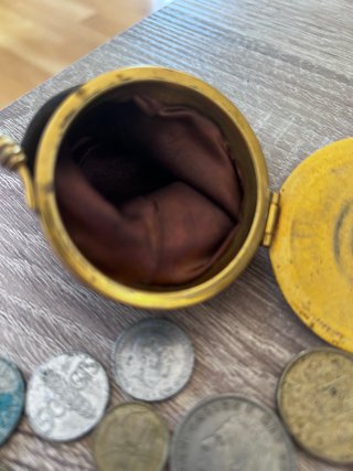 Monedero antiguo con colección de monedas