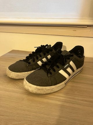 Zapatillas Adidas Negras con Rayas Blancas