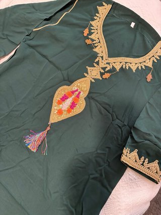 Túnica Verde con Bordados Dorados Talla M