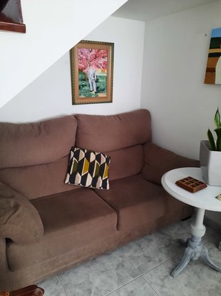 Sofá de tela marrón