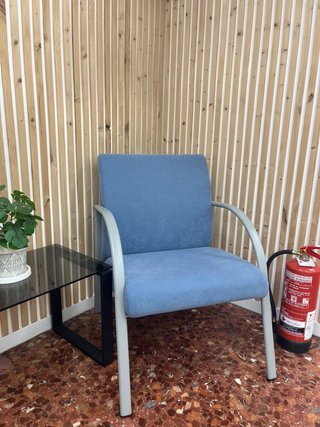 Silla de espera azul con reposabrazos