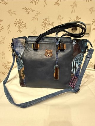 Bolso azul con detalles estampados