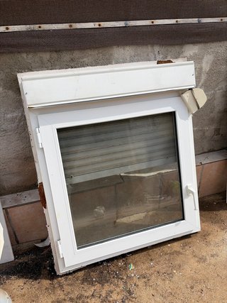 Ventana Blanca con Persiana