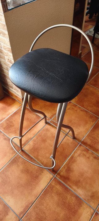 Mesa alta de Bar con taburetes