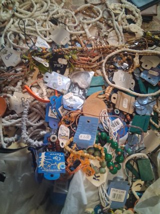 Lote de collares y pulseras variados. Bisutería