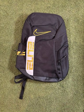Mochila Nike Elite Pro Negra y Dorada