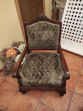 Sillón Antiguo de Madera y Terciopelo