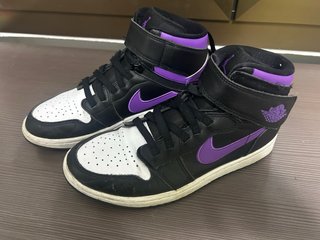 Air Jordan 1 Hi FlyEase Negro y Morado