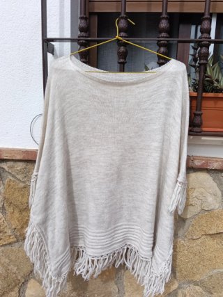 Capa de Lana Beige con Flecos
