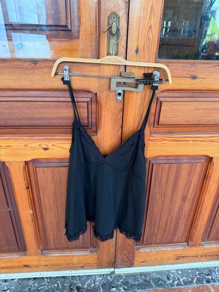 Top de tirantes negro con encaje
