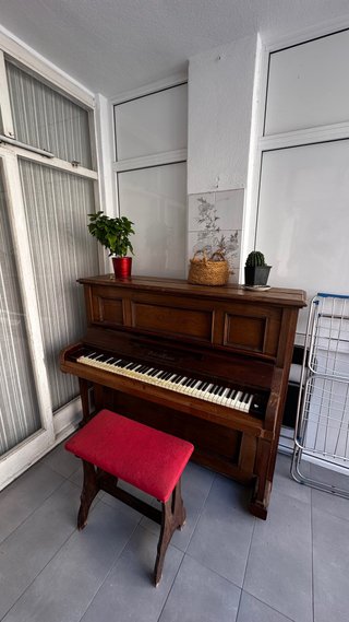 Piano Vertical Ortiz y Cussó con Banqueta