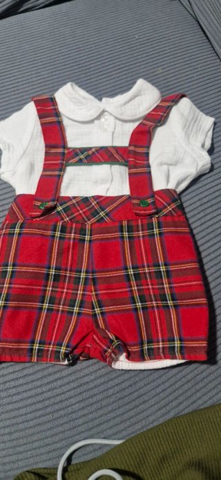 Conjunto de Bebé con Peto de Cuadros