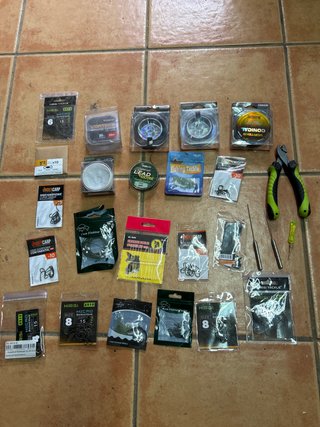 Lote de accesorios y anzuelos para carpfishing