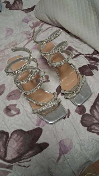 Sandalias de tacón plateadas con perlas