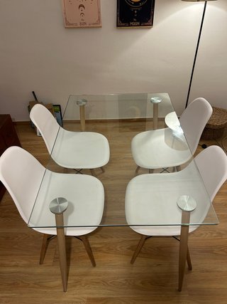 Conjunto de Mesa de Vidrio y 4 Sillas