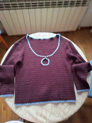 Jersey de punto morado con detalles en azul