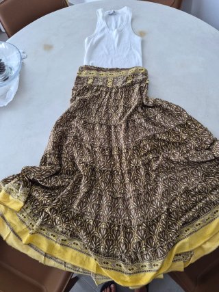 Conjunto de falda estampada y camiseta