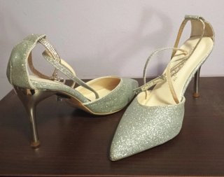 Zapatos de tacón plateados con purpurina