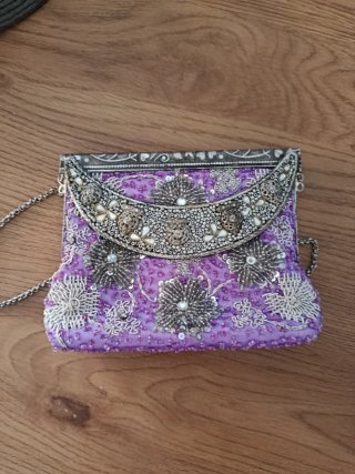 Bolso de hombro lila con abalorios