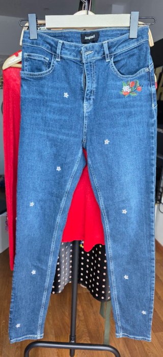 Pantalón vaquero Desigual con bordados