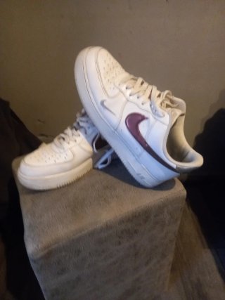 Zapatillas Nike Air Force 1 (SOLO, LEON EN MANO)