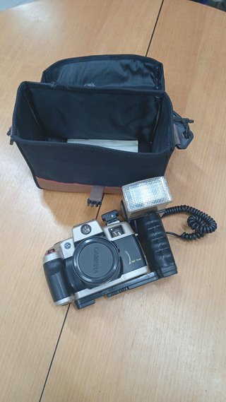 Cámara de fotos con flash y funda